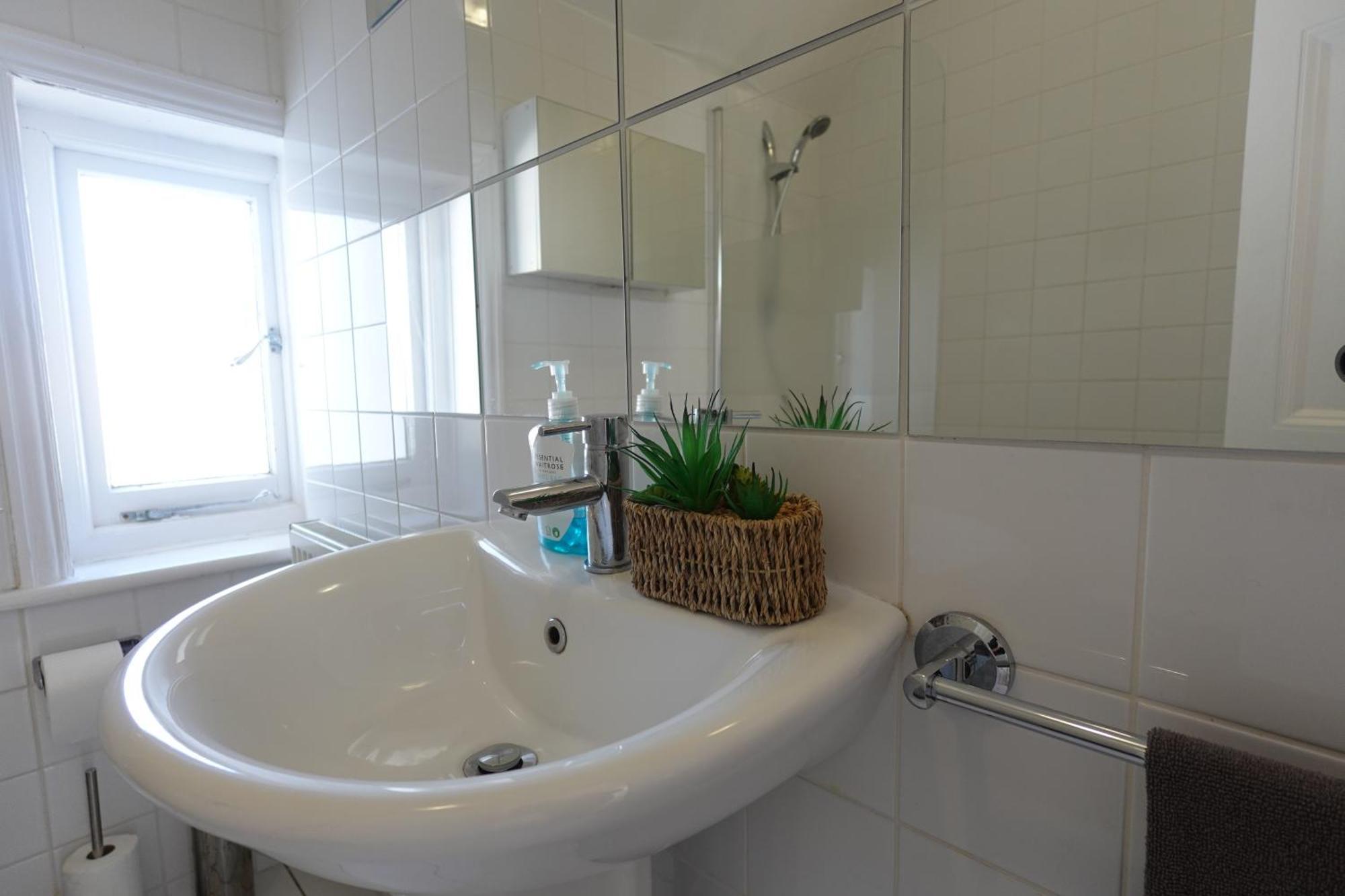 Apartment In Canford Cliffs Close To Sandbanks Beach Poole Exterior foto